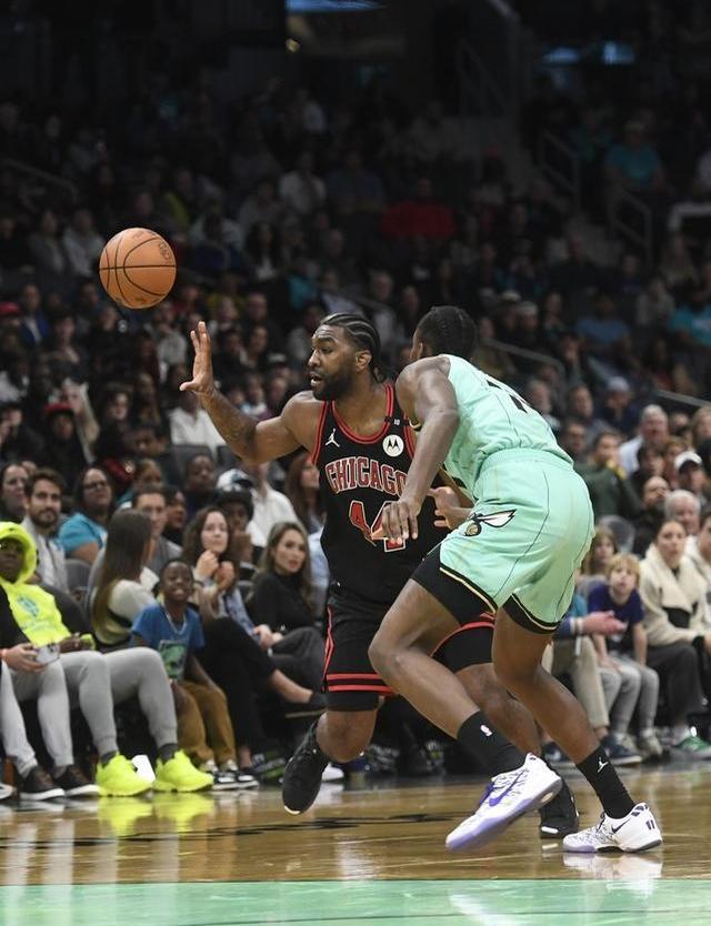 爱游戏 AYX 中国官方网站关于今夜夏洛特黄蜂备战NBA常规赛，外线爆发细节曝光，底气十足，团队化学反应显著的信息